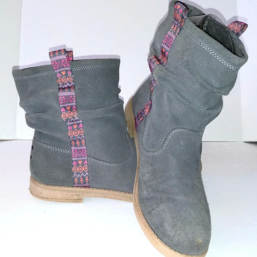 TOMS slouchy gray pull on Aztec detailed ankle boots size 4